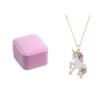collier-licorne-fille-4a.jpg Un collier avec un pendentif licorne est présenté dans un écrin rose. La licorne est blanche avec une crinière et une queue arc-en-ciel.