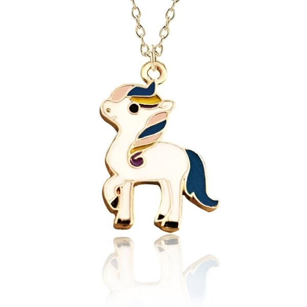 Un collier avec un pendentif en forme de licorne. La licorne est blanche avec une crinière et une queue arc-en-ciel. Le collier est en métal doré.