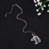 collier-licorne-geometrique-2a.jpg L'image représente un collier avec un pendentif en forme de licorne. La licorne est représentée de manière géométrique, avec des lignes et des angles. Le collier est en acier inoxydable.