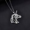 collier-licorne-geometrique-3a.jpg L'image représente un pendentif en forme de tête de licorne en acier inoxydable. La licorne est représentée de profil et est constituée de lignes géométriques. Le pendentif est suspendu à une chaîne en acier inoxydable.