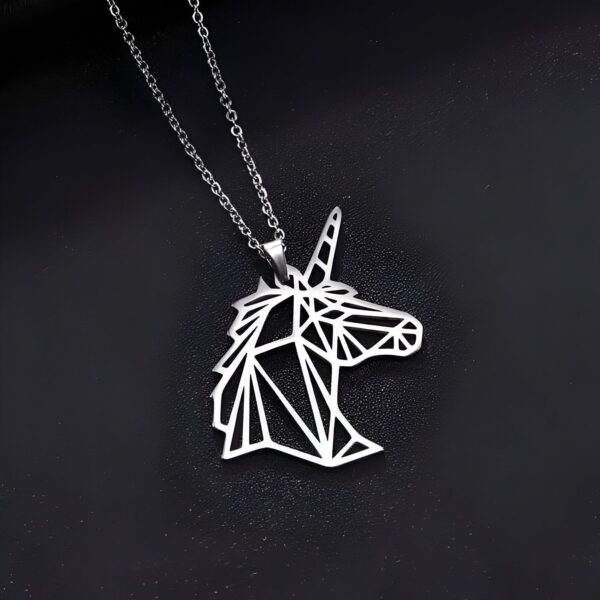 collier-licorne-geometrique-3a.jpg L'image représente un pendentif en forme de tête de licorne en acier inoxydable. La licorne est représentée de profil et est constituée de lignes géométriques. Le pendentif est suspendu à une chaîne en acier inoxydable.