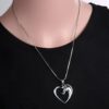 Un collier avec un pendentif en forme de cœur avec un cheval à l'intérieur.