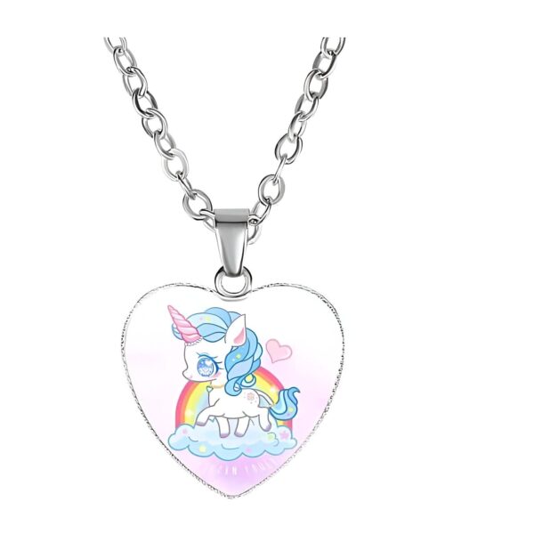 collier-licorne-kawaii-pendentif-coeur-en-argent-sterling-1a.jpg Collier avec pendentif en forme de cœur orné d'un dessin d'une licorne kawaii sur un arc-en-ciel et un nuage. Bijou fantaisie pour enfant., 45501731668223 | Licorne Shop