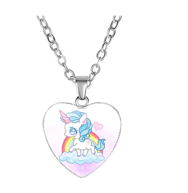 collier-licorne-kawaii-pendentif-coeur-en-argent-sterling-1a.jpg Collier avec pendentif en forme de cœur orné d'un dessin d'une licorne kawaii sur un arc-en-ciel et un nuage. Bijou fantaisie pour enfant., 45501731668223 | Licorne Shop