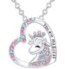 collier-licorne-magique-1a_a5f284b8-f645-4c89-9868-6e2d33b29b55.jpg Un collier avec un pendentif en forme de cœur. Le pendentif est serti de cristaux roses, bleus et violets. Il y a une licorne gravée sur le pendentif avec une couronne sur la tête. Le texte "You are magical" est écrit sur le côté droit du pendentif.