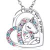 Un collier avec un pendentif en forme de cœur. Le pendentif est décoré d'une licorne et de son petit. La licorne et son petit sont entourés de cristaux roses, bleus et violets. Le pendentif est en métal argenté.