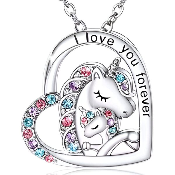 collier-licorne-mere-et-fille-i-love-you-forever-1a.jpg Un collier avec un pendentif en forme de cœur. Le pendentif est décoré d'une licorne et de son petit. La licorne et son petit sont entourés de cristaux roses, bleus et violets. Le pendentif est en métal argenté.