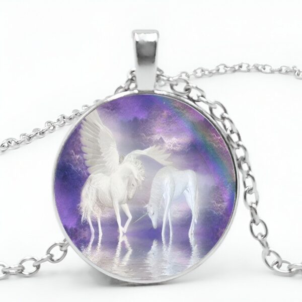 collier-licorne-monde-des-licornes-1a.jpg Un pendentif rond en argent avec une image de deux licornes blanches avec des ailes dans un cadre violet.
