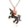 collier-licorne-noir-1a.jpg Un pendentif en forme de licorne noire avec une crinière arc-en-ciel. La licorne est représentée avec une corne dorée, des yeux noirs et une queue arc-en-ciel. Le pendentif est suspendu à une chaîne en or.