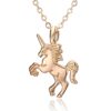 Un pendentif en forme de licorne en or. La licorne est un cheval blanc avec une corne sur le front. Elle est symbole de pureté et de magie.