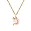 Un collier avec un pendentif en forme de licorne. La licorne est blanche avec une crinière et une queue roses. Le collier est en métal doré.