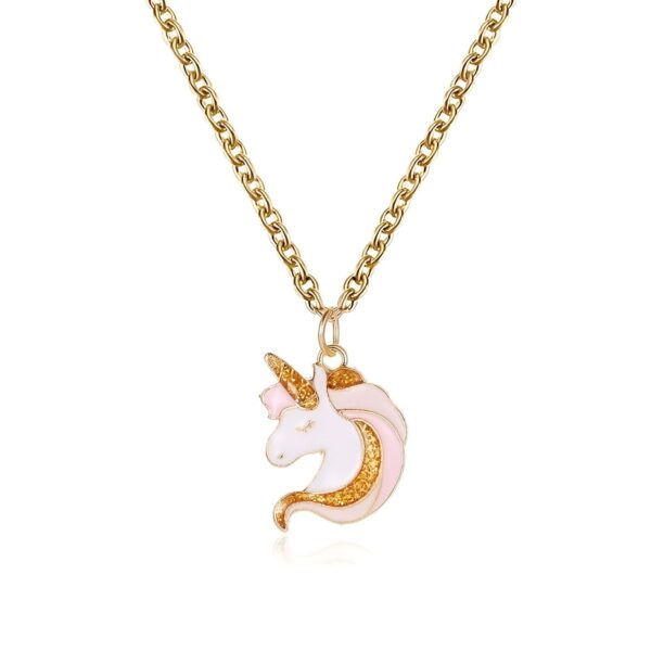 collier-licorne-original-1a.jpg Un collier avec un pendentif en forme de licorne. La licorne est blanche avec une crinière et une queue roses. Le collier est en métal doré.