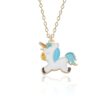 collier-licorne-petite-fille-bleu-1a.jpg L'image représente un collier avec un pendentif en forme de licorne. La licorne est blanche avec une crinière et une queue bleues. Elle a une corne jaune et des yeux bleus. Le collier est en métal doré.