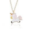 Un collier avec un pendentif en forme de licorne. La licorne est blanche avec une crinière et une queue roses. Elle a une corne jaune sur le front. Le collier est en métal doré.