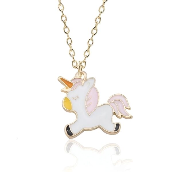 collier-licorne-petite-fille-rose-1a.jpg Un collier avec un pendentif en forme de licorne. La licorne est blanche avec une crinière et une queue roses. Elle a une corne jaune sur le front. Le collier est en métal doré.