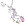 collier-licorne-princesse-4a.jpg L'image représente un collier avec un pendentif en forme de licorne. La licorne est blanche avec une crinière et une queue roses. Elle porte une couronne sur la tête. Le pendentif est en métal argenté et est serti de cristaux roses, bleus et violets.