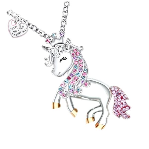 collier-licorne-princesse-4a.jpg L'image représente un collier avec un pendentif en forme de licorne. La licorne est blanche avec une crinière et une queue roses. Elle porte une couronne sur la tête. Le pendentif est en métal argenté et est serti de cristaux roses, bleus et violets.