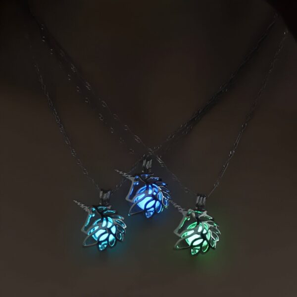 collier-licorne-qui-brille-dans-le-noir-1a.jpg Trois colliers licorne phosphorescents avec chaînes argentées. Les pendentifs licorne illuminent en bleu et vert, créant un effet magique. Bijoux fantaisie idéals pour les amateurs de licornes., 45501728391423 | Licorne Shop