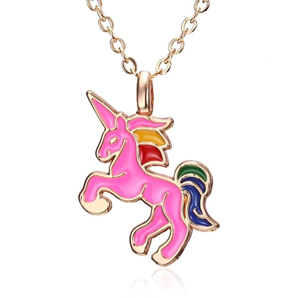 collier-licorne-rose-1a.jpg Un pendentif en forme de licorne rose avec une crinière et une queue arc-en-ciel. La licorne est entourée d'un cercle doré.