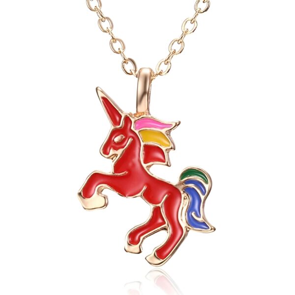 collier-licorne-rouge-1a.jpg Un pendentif en forme de licorne en émail rouge avec une crinière et une queue arc-en-ciel. La licorne est sur une chaîne en or.