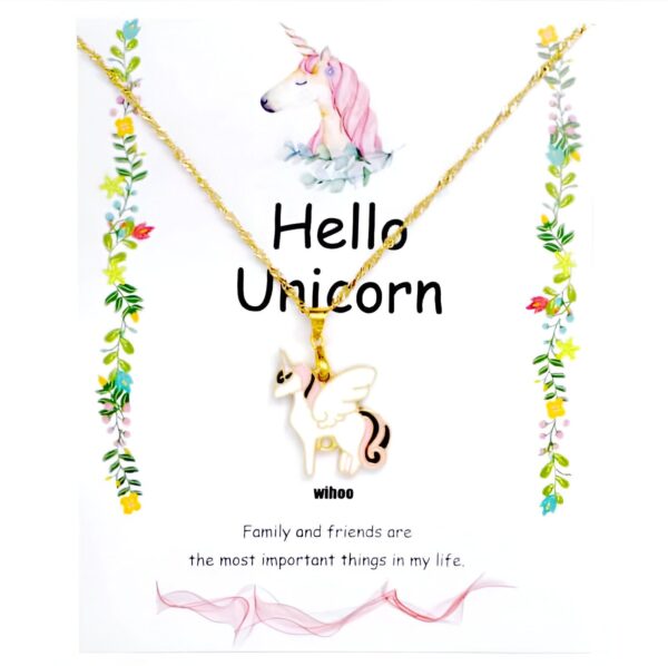 collier-pendentif-licorne-pastel-chaine-doree-pour-enfant-1a.jpg Collier doré avec pendentif licorne blanche ailée. Le support de carte est décoré de fleurs et d'un dessin de licorne. L'inscription "Hello Unicorn" et un message sur l'importance de la famille sont également présents., 45501316825343 | Licorne Shop