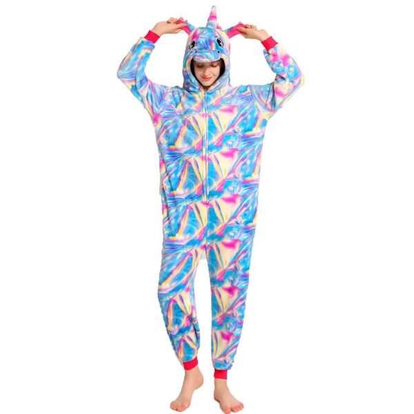 combi-pyjama-licorne-confortable-pour-hommes-1a-1.jpg Une personne portant un pyjama combinaison licorne coloré, avec capuche à oreilles et corne. Elle lève les bras et sourit. Vêtement d'intérieur douillet et confortable., 45502365073663,45502365106431,45502365139199,45502365171967,45502365204735,45502365237503,45502365270271,45502365303039 | Licorne Shop
