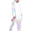 Une femme porte une combinaison pyjama licorne. La combinaison est rose et violette avec des étoiles et une capuche avec une corne de licorne.
