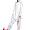 Une femme porte un pyjama licorne. Le pyjama est rose et violet avec des étoiles et une capuche avec une corne de licorne.