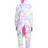 Cette image montre une combinaison pyjama licorne rose et bleue avec des étoiles et une capuche avec une crinière arc-en-ciel.