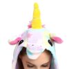 Une combinaison pyjama licorne avec une capuche. La combinaison est rose et bleue avec des étoiles et la capuche a une corne et des oreilles de licorne.