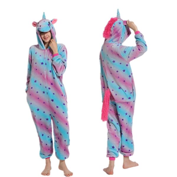 combinaison-licorne-adulte-magique-1a.jpg Une combinaison pyjama licorne rose et bleu à étoiles blanches.