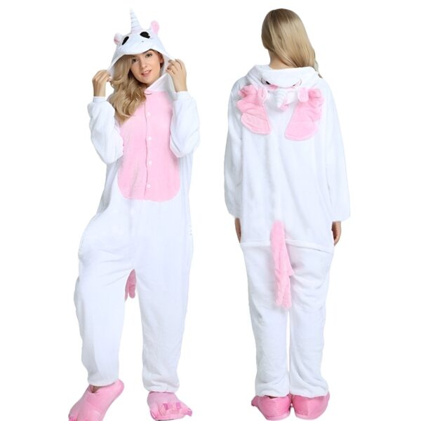 combinaison-licorne-blanche-adulte-2a.jpg Une femme porte une combinaison pyjama licorne blanche et rose avec une capuche, des ailes et des sabots.
