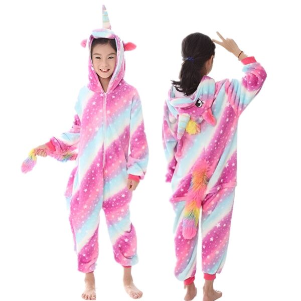 combinaison-licorne-enfant-2-a-12-ans-1a-1.jpg Une combinaison pyjama licorne rose et bleu à capuche avec des étoiles et une crinière arc-en-ciel.