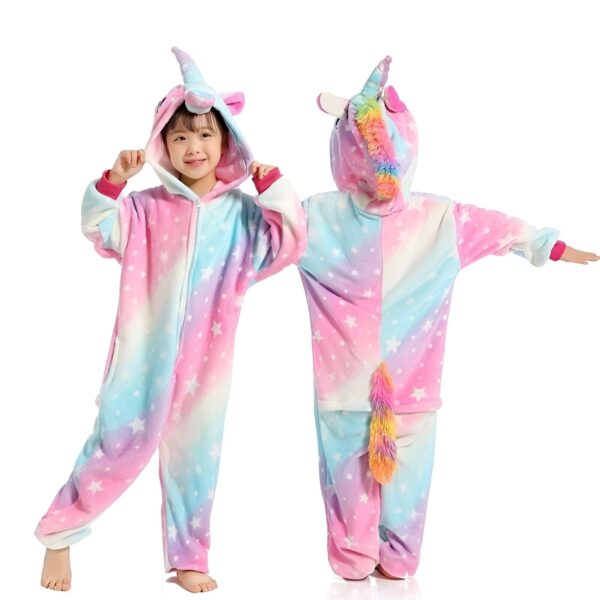 Une combinaison pyjama licorne rose et bleu à capuche avec des étoiles blanches.