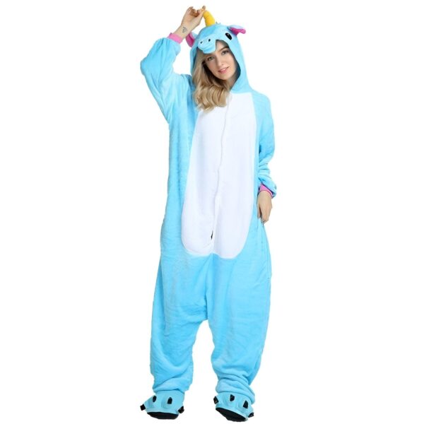 combinaison-licorne-femme-1a.jpg Une jeune femme porte une combinaison pyjama licorne bleue avec une capuche et des pieds. La combinaison est ouverte sur le devant avec une fermeture éclair. La capuche est dotée d'une corne de licorne et d'oreilles roses. Les pieds du pyjama sont en forme de pattes de licorne avec des griffes noires.