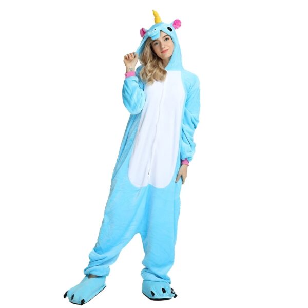 combinaison-licorne-femme-3a.jpg Une femme porte un pyjama licorne bleu avec une capuche et des pieds en forme de pattes de licorne.