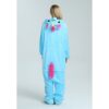 combinaison-licorne-femme-5a.jpg Une combinaison pyjama licorne bleue avec une capuche, des yeux et une crinière roses et une queue rose.