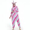 combinaison-licorne-femme-arc-en-ciel-2a.jpg Une femme porte une combinaison pyjama licorne rose et bleue à capuche avec des étoiles blanches.