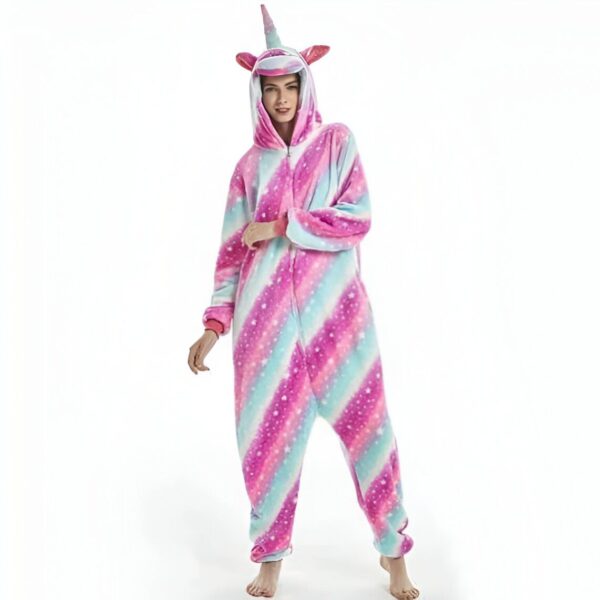 combinaison-licorne-femme-arc-en-ciel-2a.jpg Une femme porte une combinaison pyjama licorne rose et bleue à capuche avec des étoiles blanches.