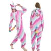 combinaison-licorne-femme-arc-en-ciel-3a.jpg Une combinaison pyjama licorne rose et bleu à capuche avec une crinière et une queue arc-en-ciel.