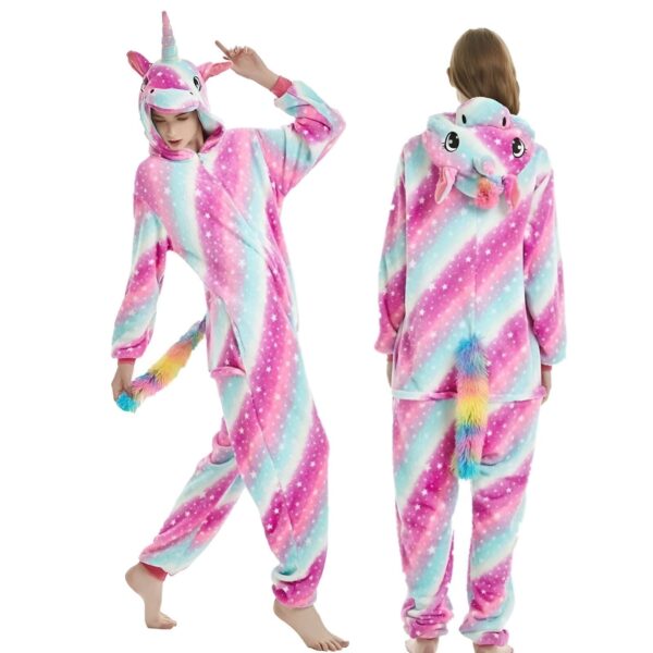 combinaison-licorne-femme-arc-en-ciel-3a.jpg Une combinaison pyjama licorne rose et bleu à capuche avec une crinière et une queue arc-en-ciel.