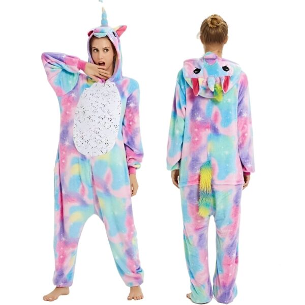combinaison-licorne-femme-deguisement-1a.jpg Une femme porte une combinaison pyjama licorne arc-en-ciel avec une capuche. La combinaison est rose, bleue et violette avec des étoiles blanches. La capuche a une crinière arc-en-ciel et une corne.
