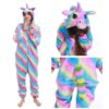 Une combinaison pyjama licorne arc-en-ciel avec une capuche, des étoiles et une crinière arc-en-ciel.