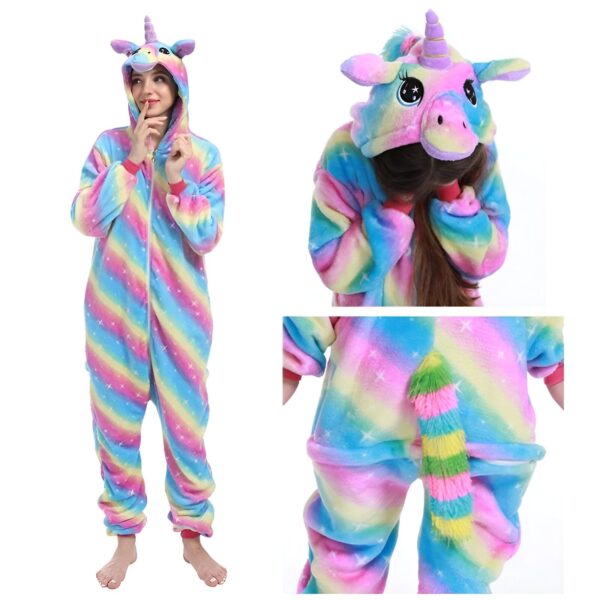 Une combinaison pyjama licorne arc-en-ciel avec une capuche, des étoiles et une crinière arc-en-ciel.