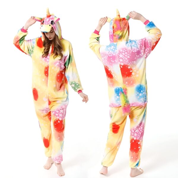 combinaison-licorne-femme-multicolore-1a.jpg Une combinaison pyjama licorne arc-en-ciel avec une capuche, des étoiles et une crinière arc-en-ciel.