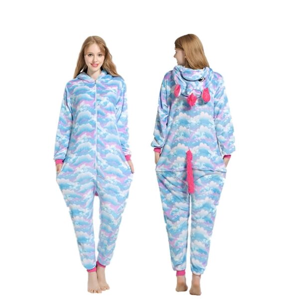 combinaison-licorne-femme-nuages-1a.jpg Une femme porte une combinaison pyjama licorne bleue et rose. La combinaison est à capuche et possède des poches.