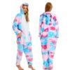 Une combinaison pyjama licorne rose et bleu avec des étoiles blanches. La combinaison est à capuche avec une fermeture éclair sur le devant.
