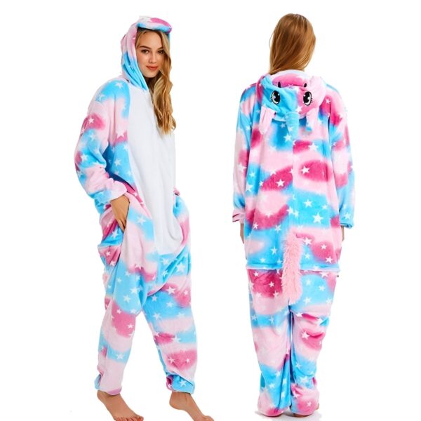 combinaison-licorne-femme-nuit-douce-1a.jpg Une combinaison pyjama licorne rose et bleu avec des étoiles blanches. La combinaison est à capuche avec une fermeture éclair sur le devant.