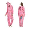 Une combinaison pyjama licorne rose avec une capuche, des étoiles et une crinière arc-en-ciel.