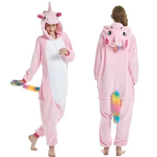 combinaison-licorne-femme-rose-1a.jpg Une femme porte un pyjama licorne rose avec une capuche, une fermeture éclair sur le devant et une queue arc-en-ciel.